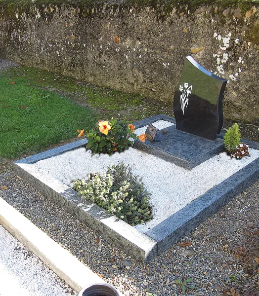 MONUMENT CINERAIRE AVEC ENTOURAGE
